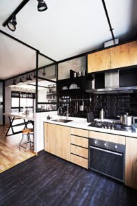 carrelage-metro-noir-brillant-armoires-cuisine-bois-clair-carrelage-sol-noir-mat