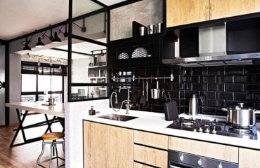 carrelage-metro-noir-brillant-armoires-cuisine-bois-clair-carrelage-sol-noir-mat