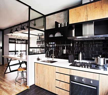 carrelage-metro-noir-brillant-armoires-cuisine-bois-clair-carrelage-sol-noir-mat