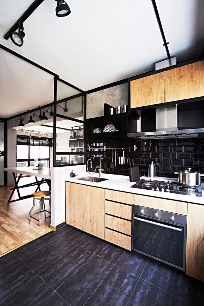 carrelage-metro-noir-brillant-armoires-cuisine-bois-clair-carrelage-sol-noir-mat