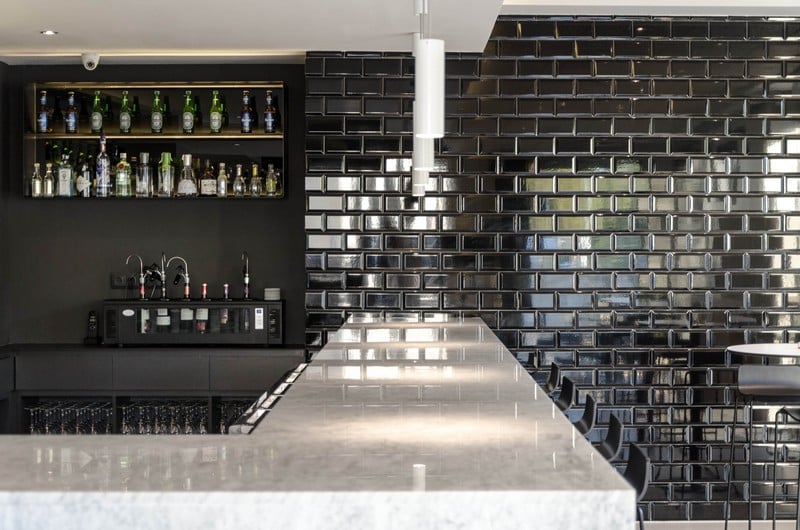 carrelage-metro-noir-brillant-cuisine-bar-peinture-noir-mat