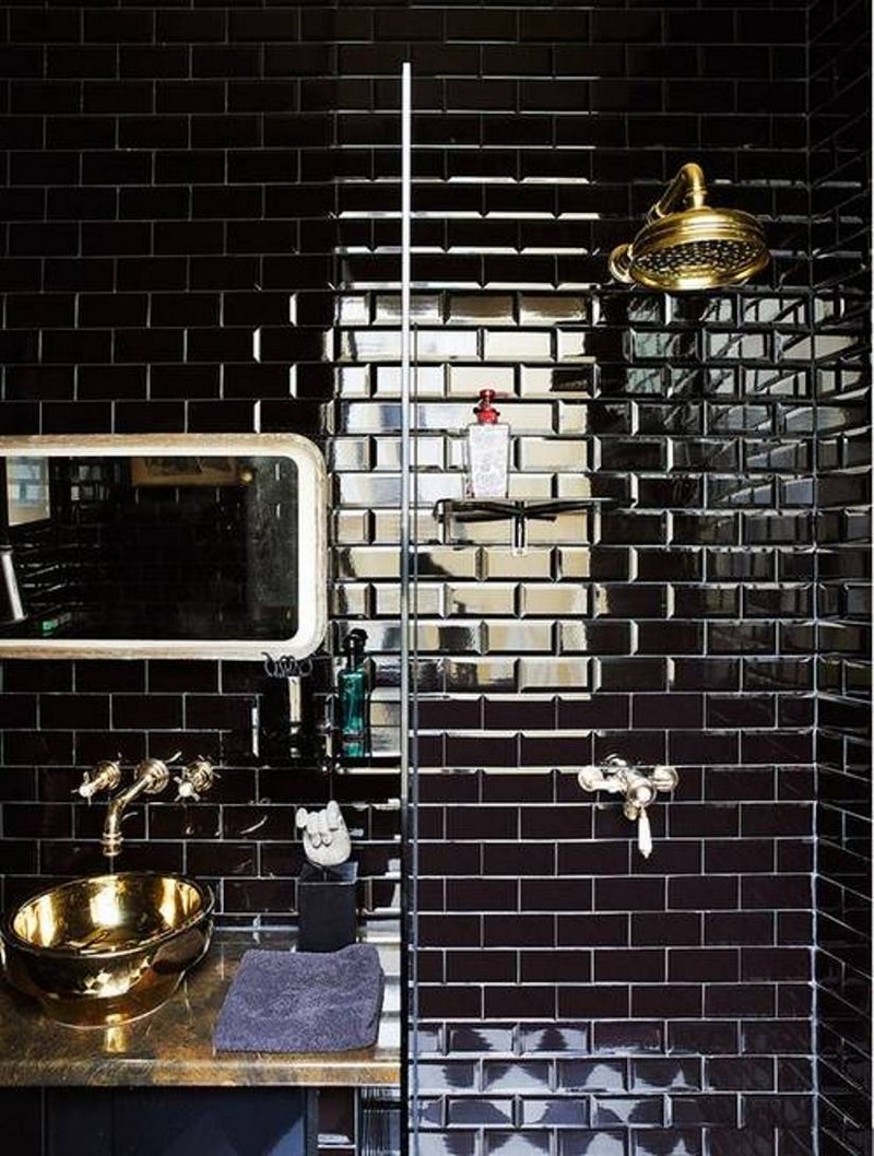 carrelage-metro-noir-brillant-salle-bains-style-art-deco-vasque-laiton carrelage métro noir