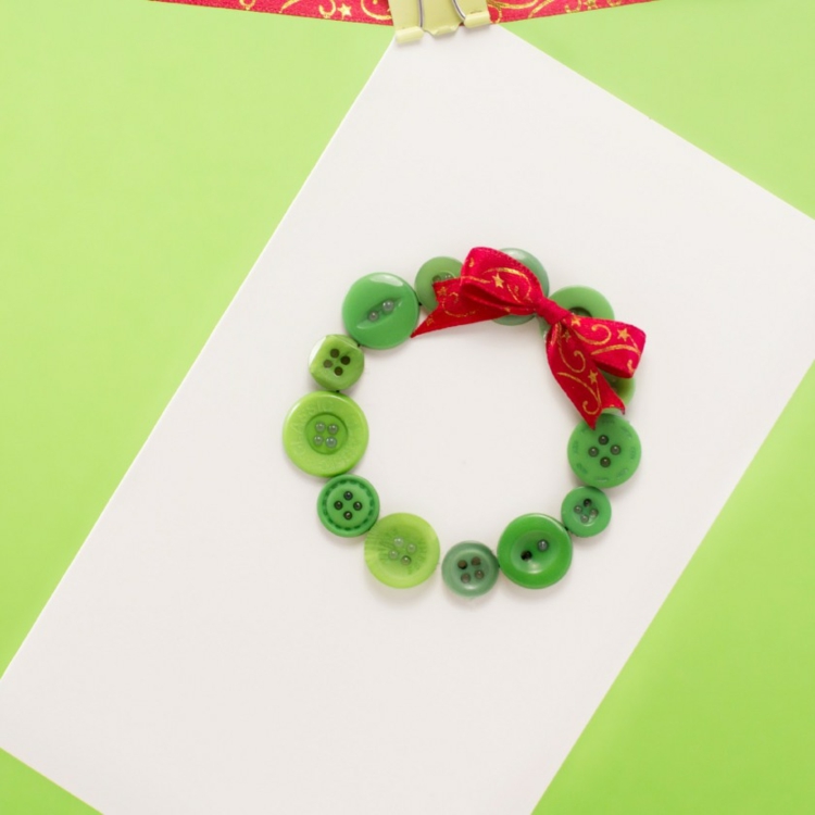 carte-voeux-Noel-décorée-couronne-boutons-verts-noeud-rouge