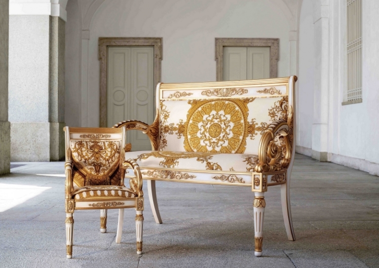 chaise-baroque-bois-blanc-jaune-doré-motifs-canapé-assorti