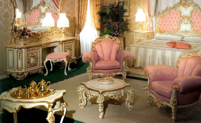 chaise-baroque-bois-blanc-recouverte-tissu-rose-poudré