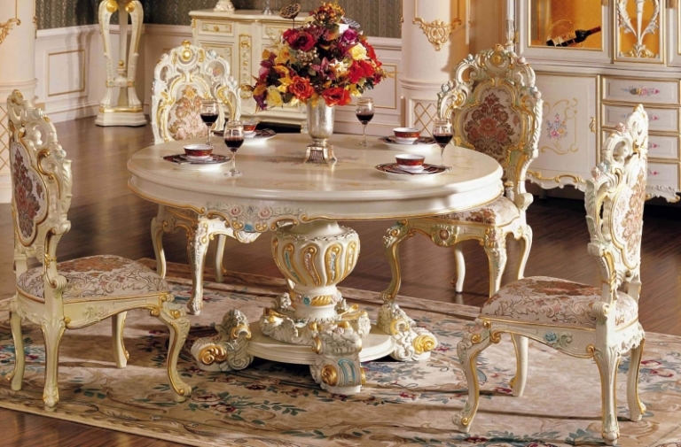 chaise-baroque-bois-blanc-tapissée-beige-motifs-fleuris