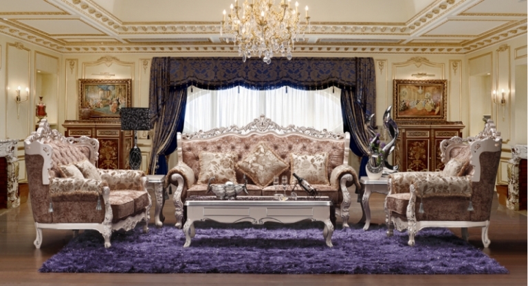 chaise-baroque-bois-blanc-tapissée-satin-beige-clair-mobilier-assorti