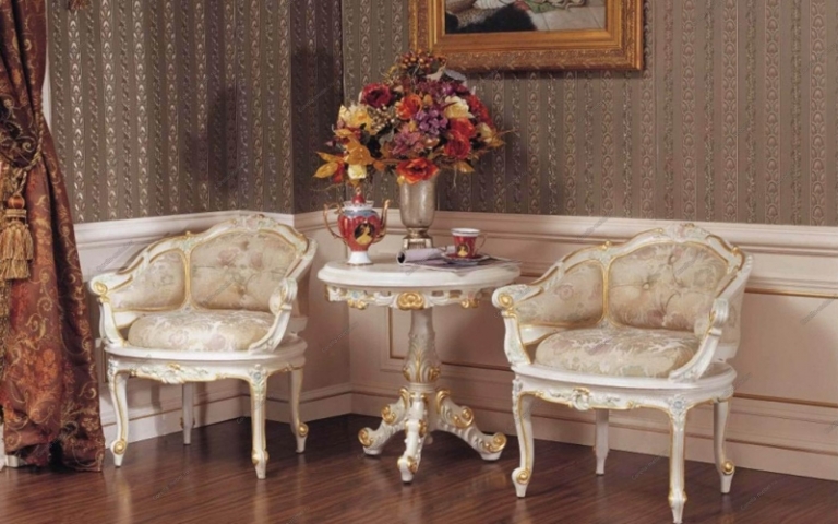 chaise-baroque-bois-blanc-tapissée-satin-beige-motifs-fleuris