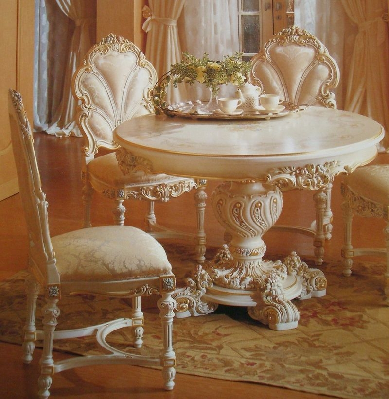 chaise-baroque-bois-blanc-tapissée-satin-beige-motifs-fleurs-table-ronde-assortie
