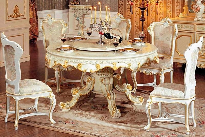 chaise-baroque-bois-blanc-tapissée-satin-blanc-table-ronde-pieds-volutes