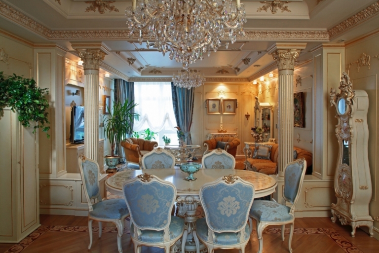 chaise-baroque-bois-blanc-tapissée-satin-bleu-ciel-motifs-blancs