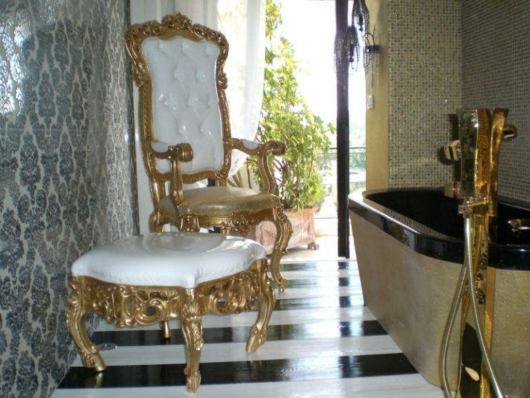 chaise-baroque-bois-doré-capitonnée-cuir-blanc-laqué