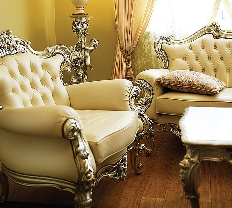 chaise-baroque-bois-doré-tapissée-cuir-beige