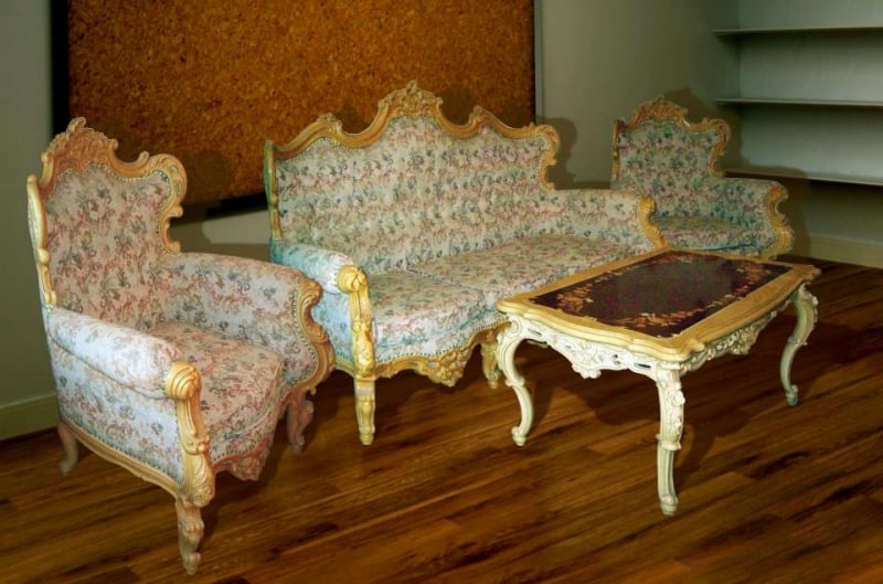 chaise baroque bois-doré-tapissée-tissu-blanc-motifs-colorés