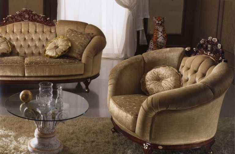 chaise-baroque-bois-marron-capitonnée-velours-beige-coussin-décoratif-assorti