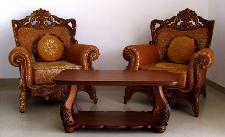 chaise-baroque-bois-marron-doncé-tapisserie-tissu-marron-motifs-dorés