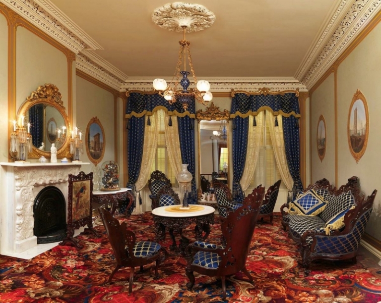 chaise-baroque-bois-marron-foncé-tapissée-velours-bleu-motifs-dorés