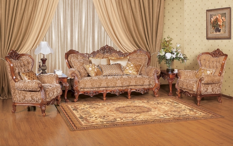 chaise-baroque-bois-marron-tapissée-satin-beige-motifs-fleurs