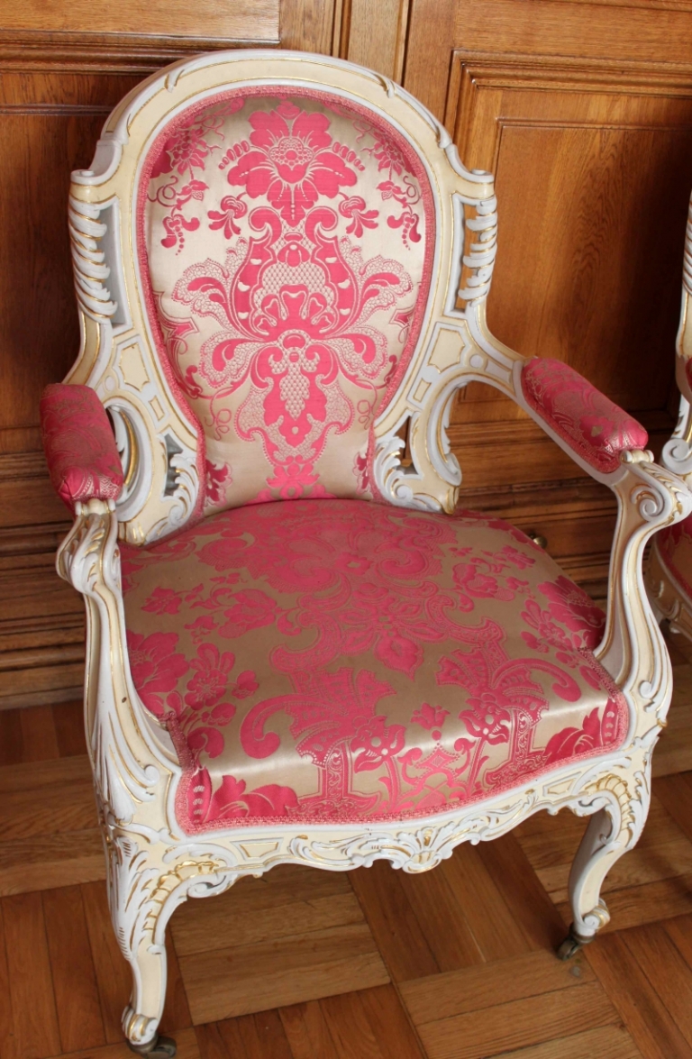 chaise-baroque-bois-repeint-blanc-tapisserie-satin-motifs-fleurs-roses-beiges