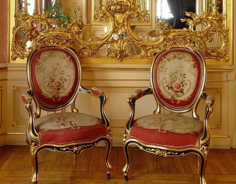 chaise-baroque-médaillon-velours-rouge-motifs-fleurs