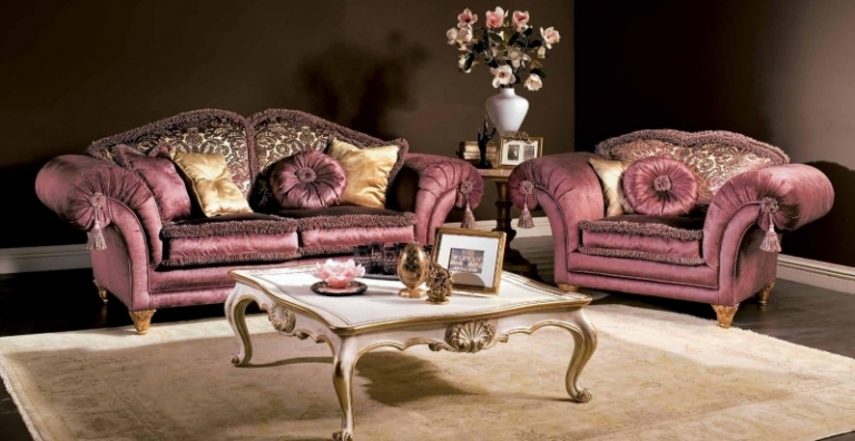 chaise baroque tapissée-satin-violet-coussins-dorés-violets-assortis