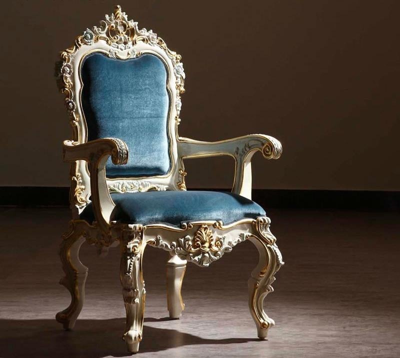 chaise-baroque-tapissée-velours-bleu-motifs-dorés