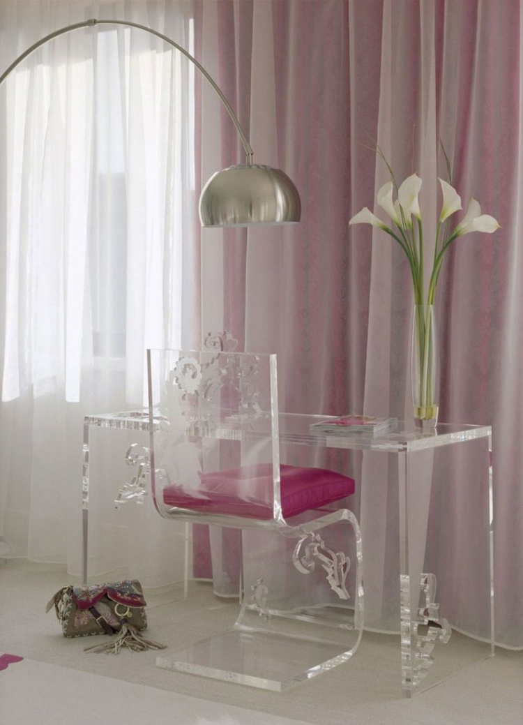 chaise-design-transparente-féminine-forme-S-ornements-style-romantique