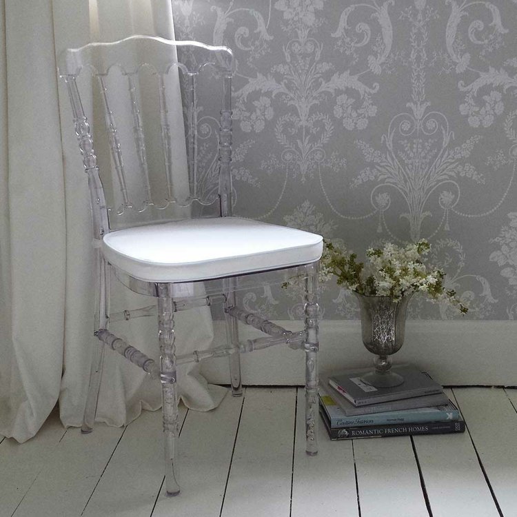 chaise-design-transparente-style-vintage-assise-rembourrée-blanche