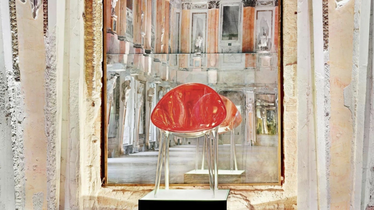 chaise-design-transparente-teinté-rouge-orangé-Mr-Impossible-Kartell