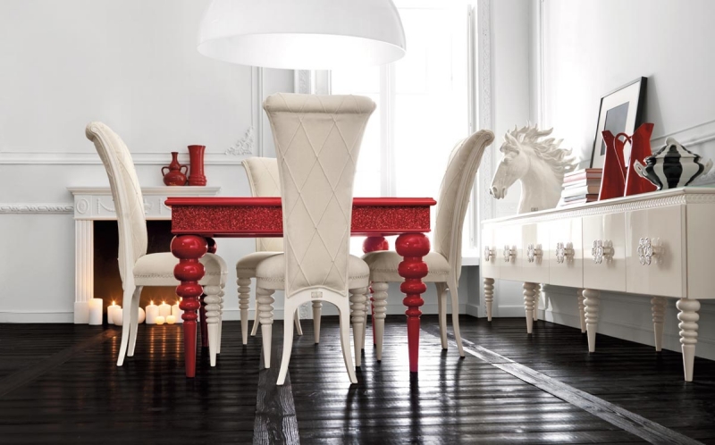 chaises salle à manger blanc-table-bois-coloré-rouge