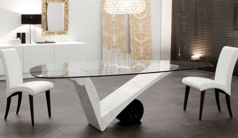 chaises-salle-manger-design-tapissées-tissu-blanc-table-moderne