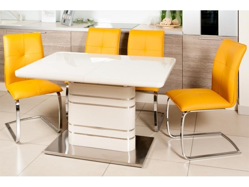 chaises-salle-manger-métalliques-tapissées-cuir-jaune-table-moderne-assortie