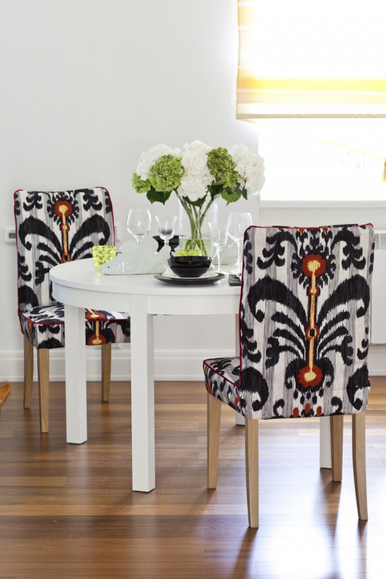 chaises-salle-manger-tapissées-tissu-muilticolore