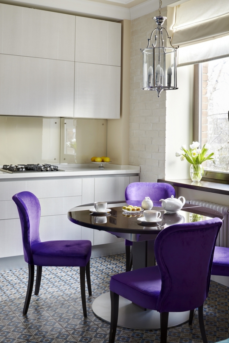 chaises-salle-manger-tapissées-velours-violet-table-bois-massif