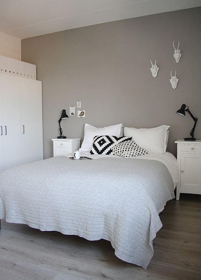 chambre-scandinave-gris-blanc-noir-coussins-motifs-lampes-chevet