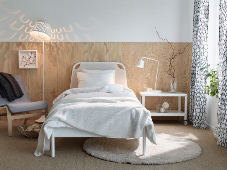 chambre scandinave -lit-simple-blanc-déco-murale-bois-clair-lampadaire-blanc