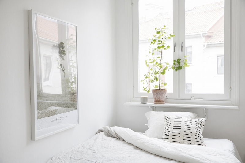 chambre-scandinave-petit-espace-décorée-poster-mural-plante-pot