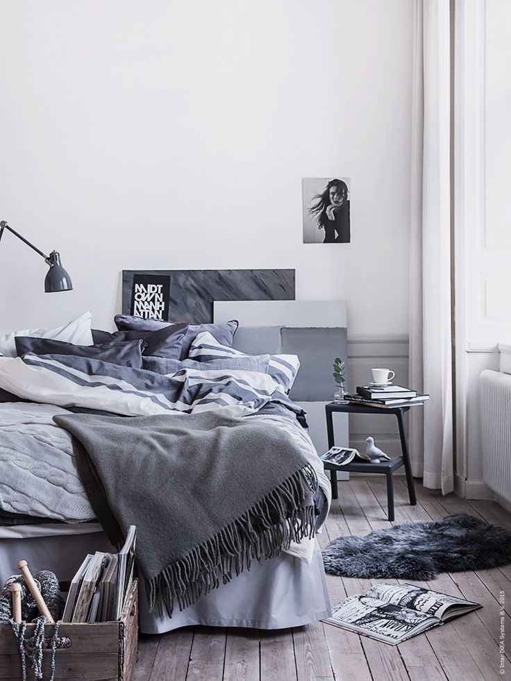 chambre-scandinave-textile-tableaux-nuances-bleu-gris-lampe-table