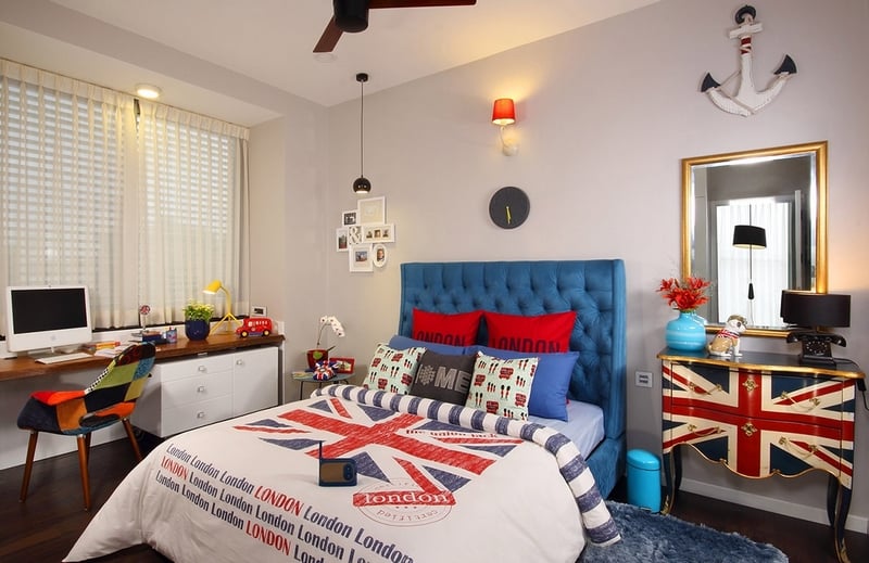 chambre-style-Londres-coiffeuse-tête-lit-capitonnée-bleue