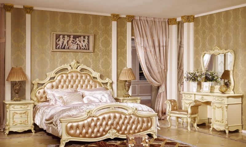 chambre-style-baroque-beige-lit-capitonné-cuir-beige-satin