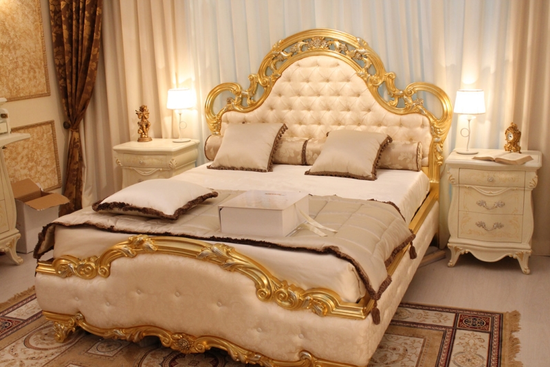 chambre-style-baroque-beige-lit-capitonné-tissu-beige-assorti