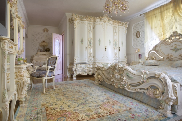 chambre-style-baroque-blanc-mobilier-bois-blanc-motifs-dorés