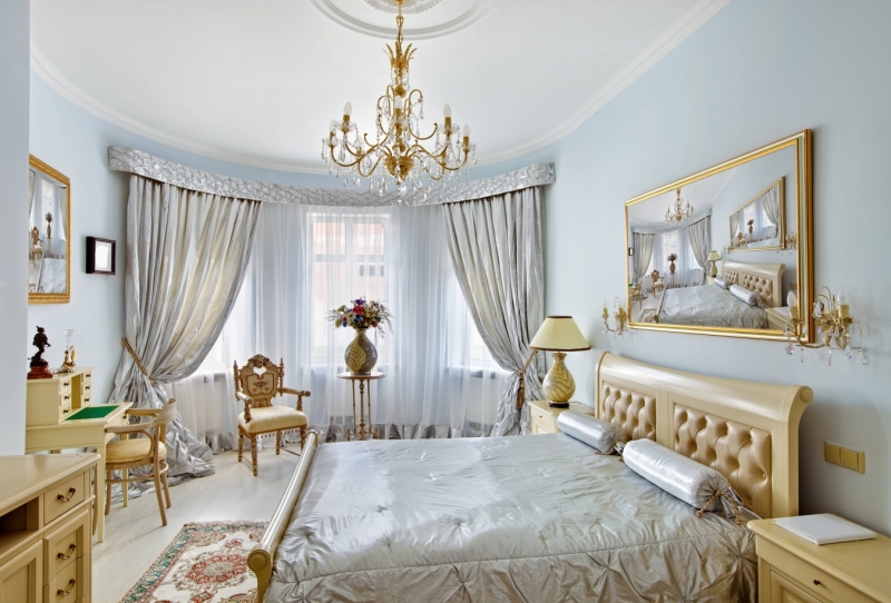 chambre-style-baroque-bleu-pastel-meubles-bois-ivoire