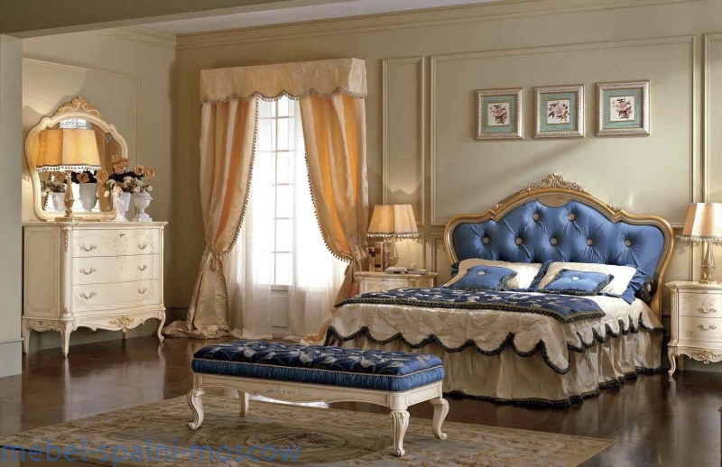 chambre style baroque lambris-mural-beige-lit-capitonné-tissu-bleu