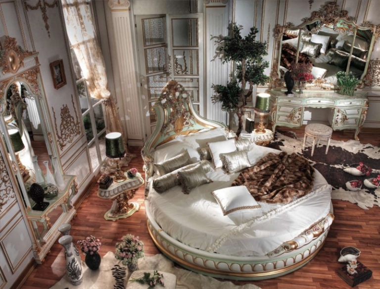 chambre-style-baroque-lambris-mural-bois-blanc-motifs-dorés-parquet-massif