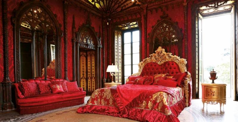 chambre-style-baroque-rouge-lit-capitonné-tissu-rouge-canapé-assorti