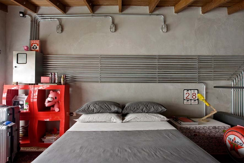 chambre-style-industriel-enfant-plafond-bois-murs-gris-accents-rouges