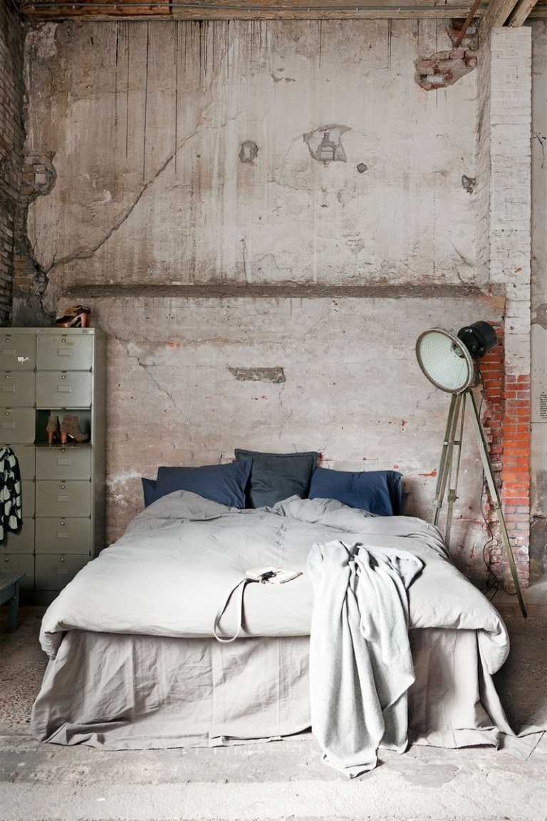 chambre-style-industriel-mur-briques-apparentes-lampadaire-projecteur