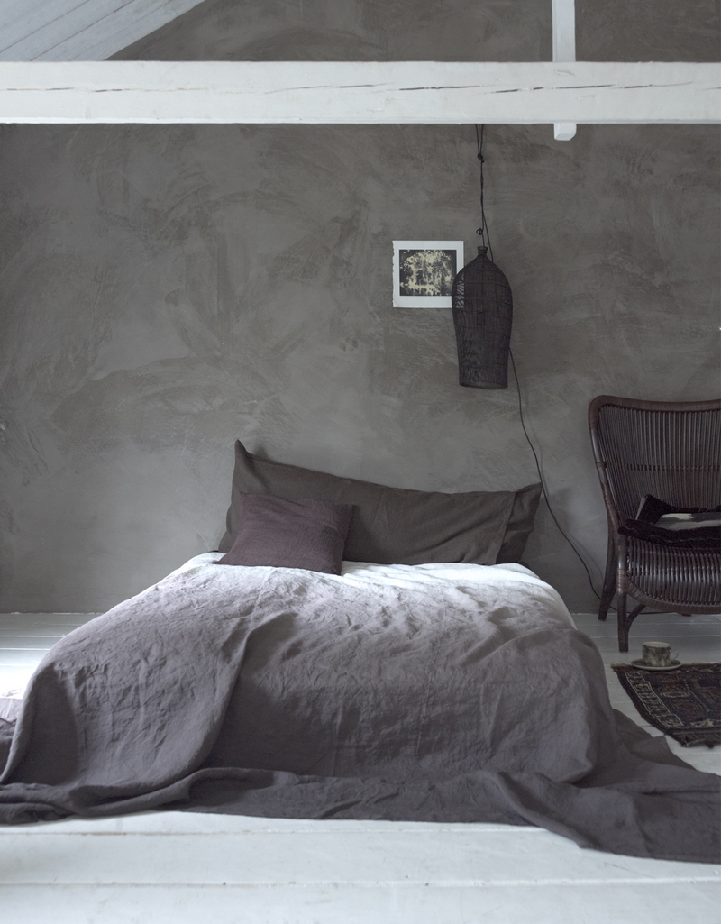 chambre-style-industriel-mur-enduit-gris-solives-blanches-literie-grise