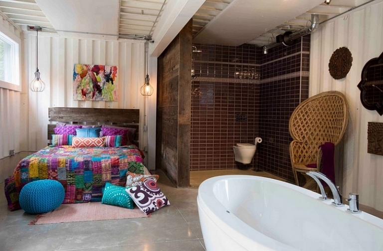 chambre style industriel salle-bain-jetée-lit-coussins-tableau-multicolores